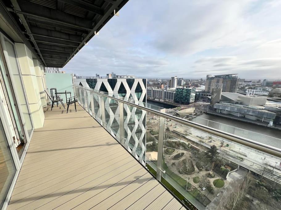 Spacious 2 Bedroom Flat Stunning Waterside View Manchester Exterior foto