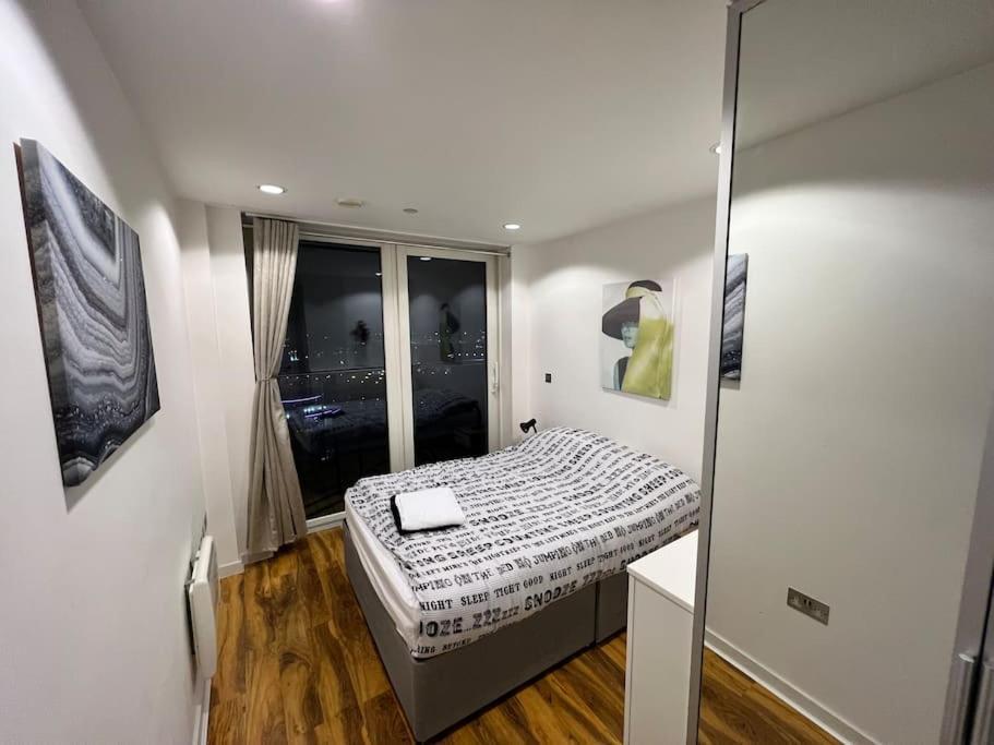 Spacious 2 Bedroom Flat Stunning Waterside View Manchester Exterior foto