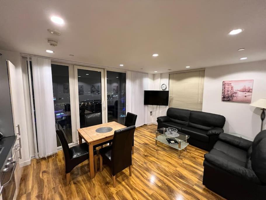Spacious 2 Bedroom Flat Stunning Waterside View Manchester Exterior foto